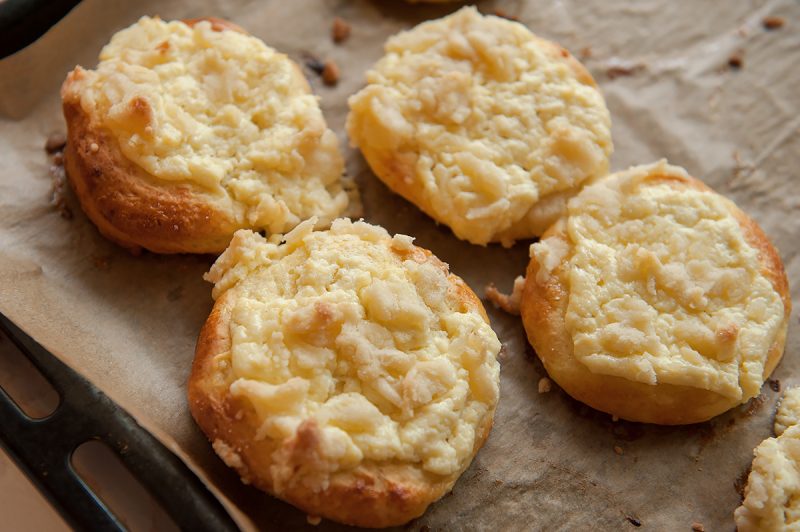 drożdżówki z serem i kruszonką